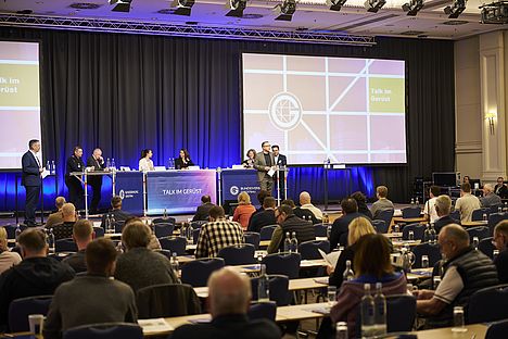 Bundesfachtagung 2026: Publikum und Podium beim "Talk im Gerüst"