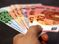 1000 Euro in einer Hand